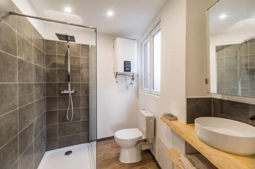 une salle de bain avec toilettes, lavabo et douche dans l'établissement L'escale en plein coeur de Lannion, à Lannion