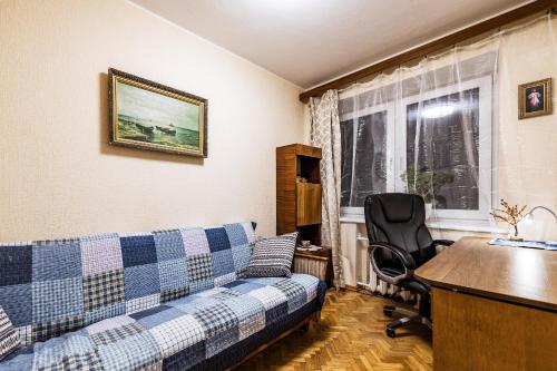 - un salon avec un canapé et un bureau dans l'établissement Cozy Apartment in Kaunas with Free Parking, à Kaunas
