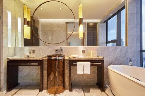 Bilik mandi di The Westin Ningbo