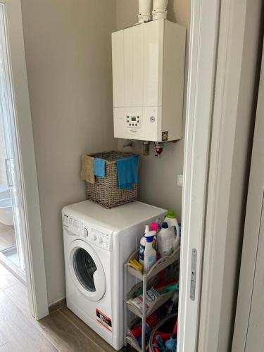 a washer and dryer with a microwave above it at Casa Nanna Edo in Celano