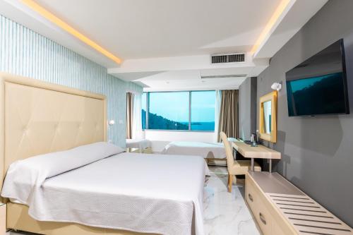 Habitación hospitalaria con 2 camas y TV en Grand Hotel Park, en Dubrovnik
