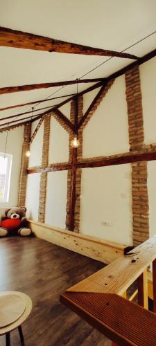a room with wooden beams on the walls at Apartmani Kačara in Sremski Karlovci