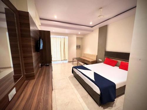 Postel nebo postele na pokoji v ubytování Hotel Hill View Nalasopara