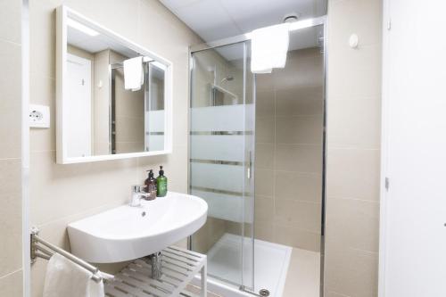 une salle de bain avec lavabo et douche dans l'établissement Apto. con piscinas y gym a 800 metros de playa, à El Campello