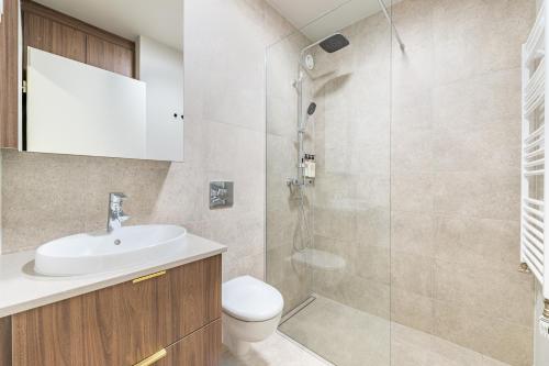 y baño con ducha, aseo y lavamanos. en Grandinn Luxury apartment in Downtown Reykjavík, en Reikiavik