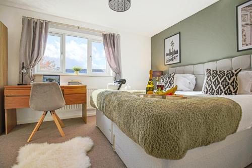 a bedroom with a bed and a desk and a chair at Emerald House - Prime Location - Driveway Parking, Pool Table, Fast Wifi, Self Check-In and Sky TV by Yoko Property in Milton Keynes