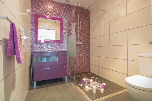 a bathroom with a purple vanity and a toilet at Villa de lujo. Piscina con jacuzzi. in Empuriabrava