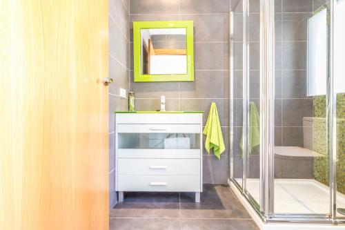 a bathroom with a sink and a shower at Villa de lujo. Piscina con jacuzzi. in Empuriabrava