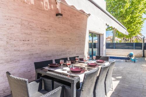 a table and chairs on a patio at Villa de lujo. Piscina con jacuzzi. in Empuriabrava