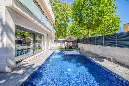 Villa de lujo. Piscina con jacuzzi.