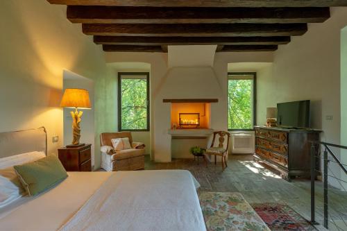 1 dormitorio con 1 cama y chimenea en Massimago Wine Tower en Padua