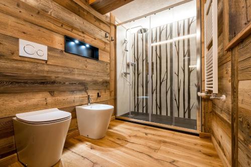 シャンポルシェにあるRevivre Village Adults onlyのバスルーム(トイレ、ガラス張りのシャワー付)