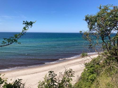 an empty beach with the ocean in the background at Gemütliche FeWo mit Balkon nahe der Ostsee - 2 Schlafzimmer in Wischuer