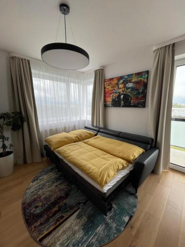 波普拉德的住宿－The Gatsby Apartment，一间卧室配有一张黄色毯子床
