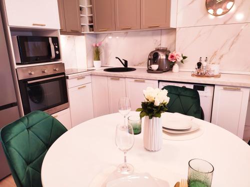 Η κουζίνα ή μικρή κουζίνα στο Emerald Apartment On Arena Oradea