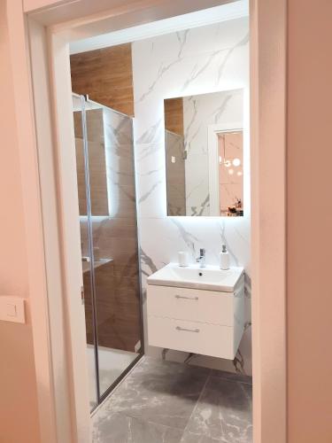 Ένα μπάνιο στο Emerald Apartment On Arena Oradea