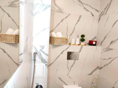 Bilik mandi di Emerald Apartment On Arena Oradea