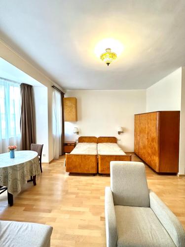 Un dormitorio con una cama, un sofá y una mesa. en Studio Flat in Center of Tbilisi, en Tiflis