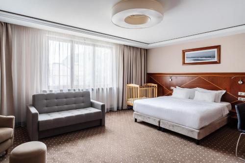 索波特Hotel Haffner Resort & Spa - Destigo Hotels的一间带床和椅子的酒店房间