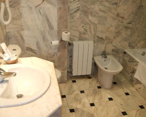 a bathroom with a sink and a toilet at Casa Quiquet in Beniparrell