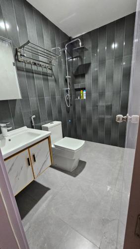 y baño con aseo, lavabo y ducha. en Blue Haven Retreat, en Thulusdhoo