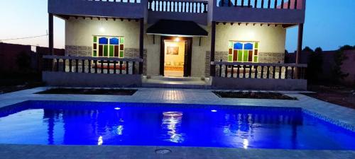 una casa con piscina frente a una casa en Villa, en Marrakech