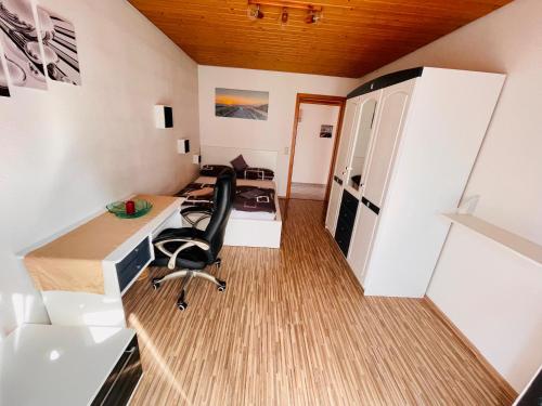 biuro z biurkiem i krzesłem w pokoju w obiekcie kl. ein Zimmer Wohnung m. Sauna w mieście Salem