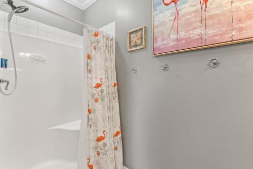 baño con ducha y cortina de ducha con pájaros en Namaste Beaches S 11 84 Woodward St, en Destin