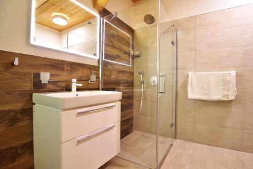 ein Bad mit einem Waschbecken und einer Dusche in der Unterkunft Ubytovanie u Blaškov in Banská Štiavnica