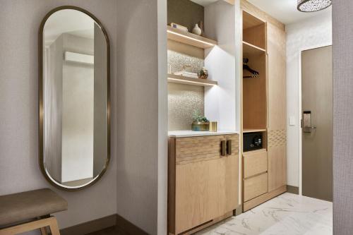 een badkamer met een spiegel en een wastafel bij The Westin Washington, DC Downtown in Washington