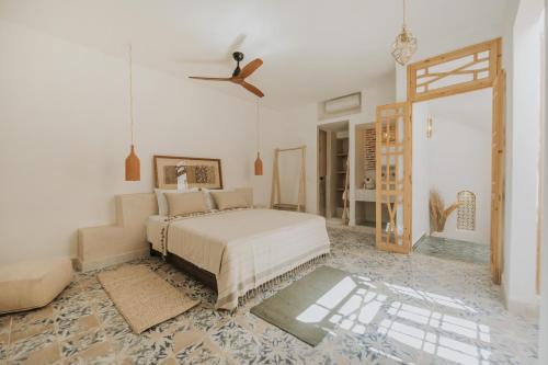 a bedroom with a bed and a ceiling fan at Riad Casa Kasbah in Marrakech