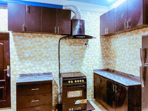 Kuchyň nebo kuchyňský kout v ubytování Lugbe Guest House by Select on Airport Rd, 3rooms, 3 King-sized Beds