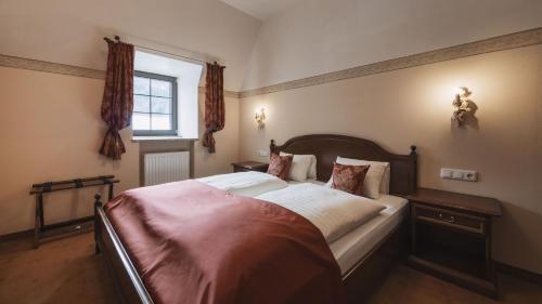 a bedroom with a large bed and a window at Aparthotel Ansitz Felsenheim in Lermoos