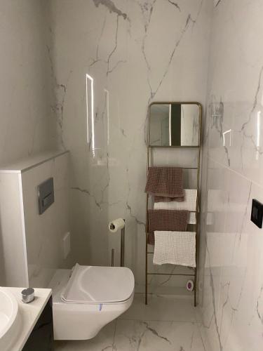 Baño blanco con aseo y lavamanos en Clark Residence, en Budapest