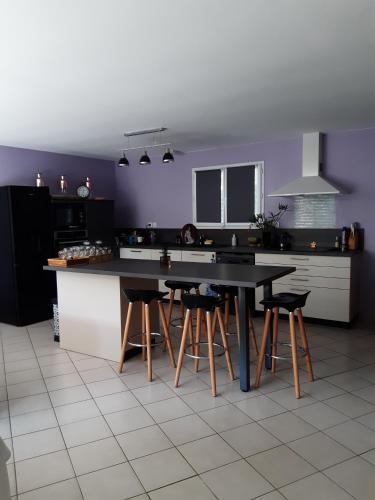 une cuisine avec une table et quelques chaises dans l'établissement Les vignobles du Bordelais, à Montussan