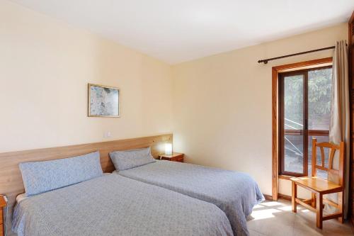 1 dormitorio con 2 camas y ventana en Moijama 10, en Los Llanos de Aridane