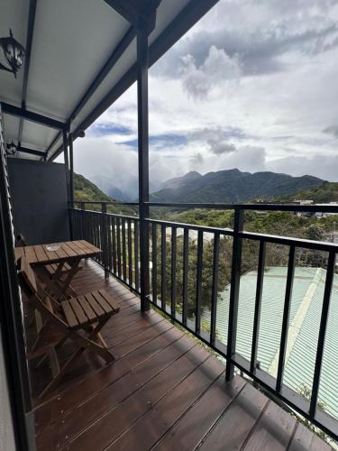 d'un balcon avec une table et une vue sur l'eau. dans l'établissement 清境依山舞林民宿, à Renai