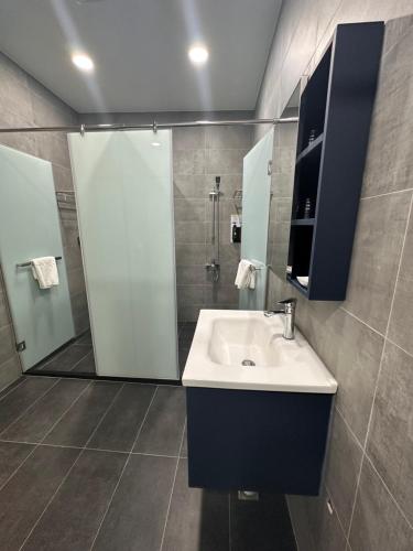a bathroom with a sink and a shower at 清境依山舞林民宿 in Renai
