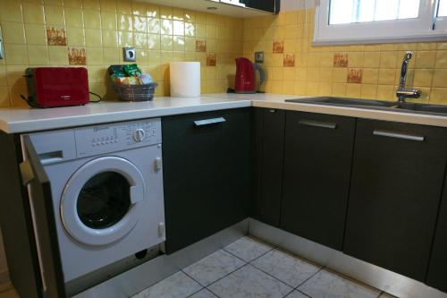 A kitchen or kitchenette at House with sea breeze-Anemelia