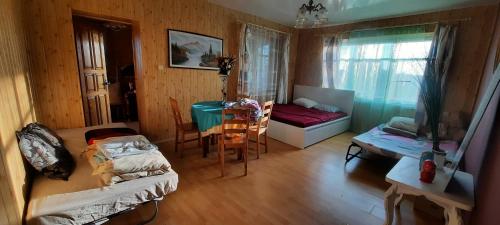 Nakvynė keliaujantiems في Toliejai: غرفة معيشة مع أريكة وطاولة في غرفة