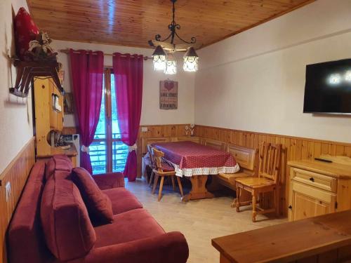 a living room with a couch and a table at La Piccola Baita di Filettino in Filettino