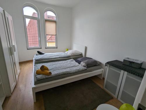 1 dormitorio con un osito de peluche en la cama en Stadtvilla Wohnung im Zentrum, en Bremerhaven
