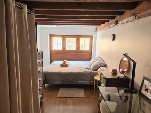 une chambre avec un lit avec un ours en peluche dessus dans l'établissement Duplex atypique loft Lyon 6, à Lyon