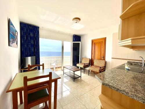 una cucina e un soggiorno con vista sull'oceano di Apt next to the Atlantic Ocean, with unbeatable views a Tamaduste