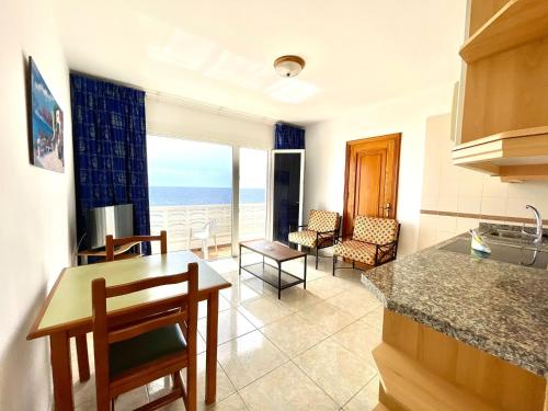 uma cozinha e sala de estar com vista para o oceano em Apt next to the Atlantic Ocean, with unbeatable views em Tamaduste