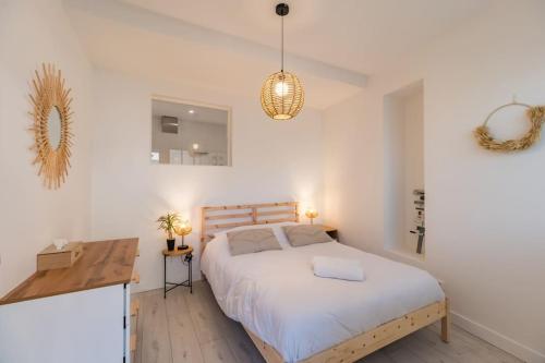 Tempat tidur dalam kamar di Spacieux T2 proche plages côte de granite rose
