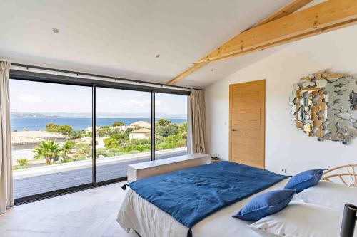 Villa Palma Giens - Vue Mer Panoramique -Piscine Chauffée Mai à Septembre- 4 chambres -Garage