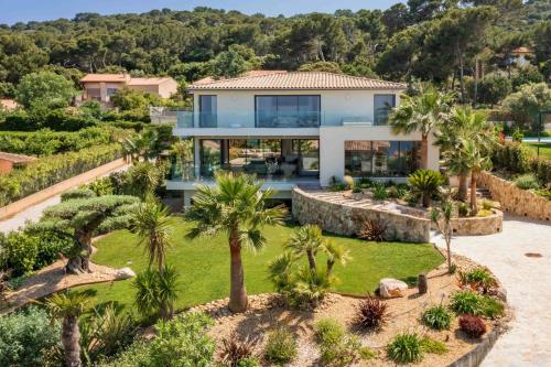 - une vue aérienne sur une maison avec des palmiers dans l'établissement Villa Palma Giens - Vue Mer Panoramique -Piscine Chauffée Avril à Septembre- 4 chambres -Garage, à Hyères