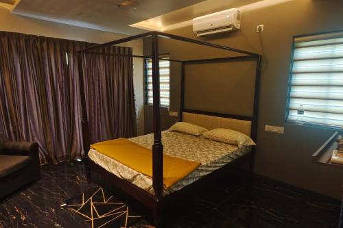 Postel nebo postele na pokoji v ubytování Mango Villa at ShivarAgrotourism