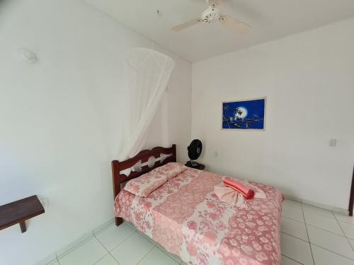 - une chambre avec un lit et un ventilateur de plafond dans l'établissement Casa com piscina 300 M Broadway Canoa quebrada, à Canoa Quebrada